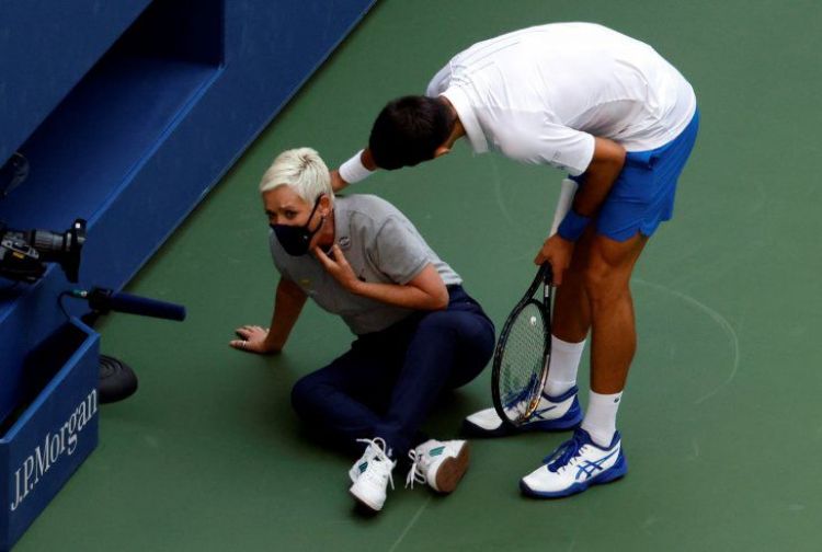Djokovic descalificado por dar un pelotazo a una jueza de lÃ­nea