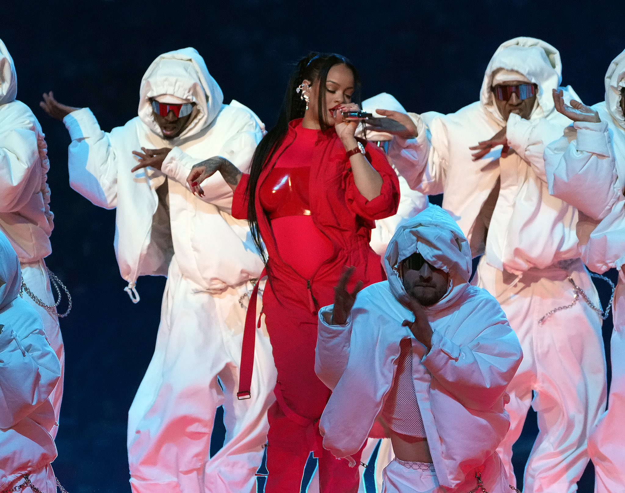 Rihanna revela segundo embarazo en su regreso musical en el Super Bowl